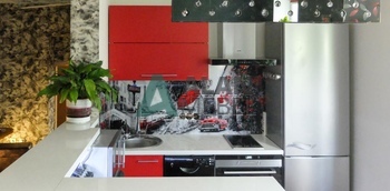 Кухня с барной стойкой